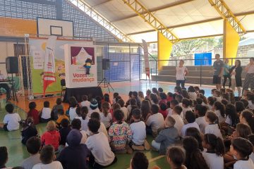 Projeto em escolas públicas de SP e MG usa teatro para incentivar crianças a refletirem sobre sustentabilidade