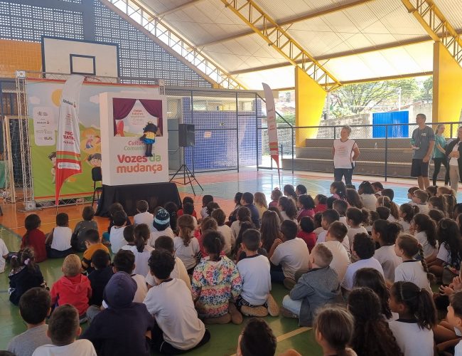 Projeto em escolas públicas de SP e MG usa teatro para incentivar crianças a refletirem sobre sustentabilidade