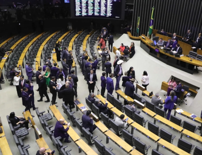 Câmara aprova projeto que limita aumento do salário mínimo e altera regras do BPC