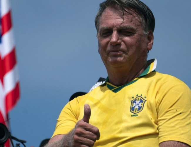Bolsonaro mantém seu nome para a eleição de 2026, mesmo inelegível, e nega que vá deixar o Brasil