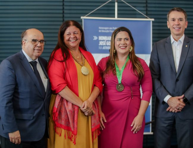 Aída Andrade recebe a mais alta honraria da Educação Física no Brasil no Congresso Nacional